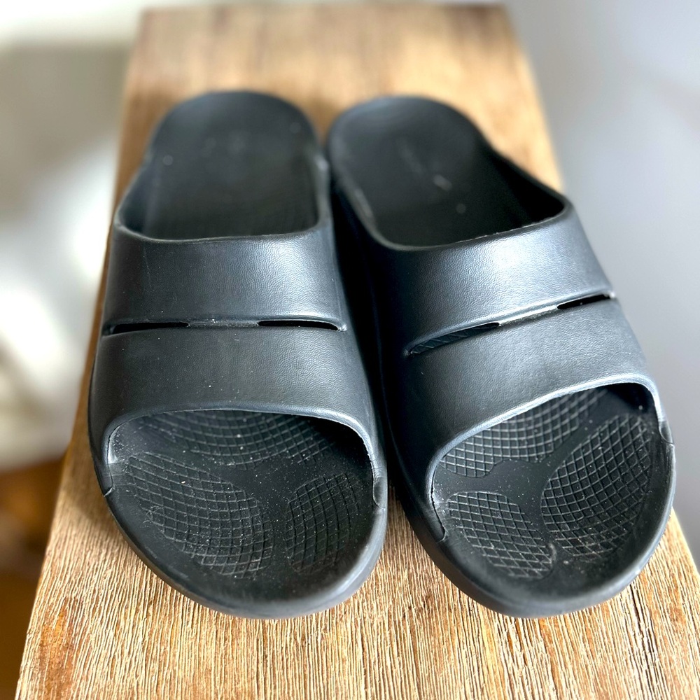 Oofos OOahh Slide Sandal in Black EU 38